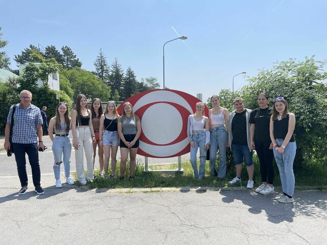 Fachlehrer Jürgen Mück (links) mit den SchülerInnen vor dem ORF-Zentrum in Wien.  | Foto: Theresa Binder