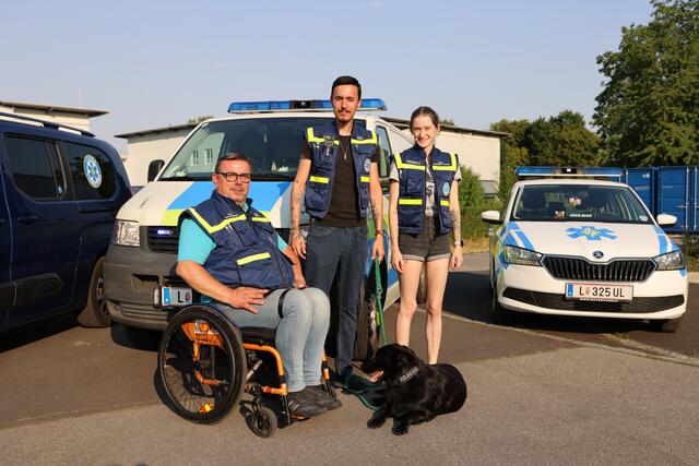Starkes Team: Georg Pold, Lukas Riedl und Judith Entlesberger mit Hund Maxl von der Tierrettung ICARA. | Foto: Reischl