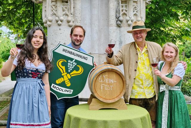 Volksfeststimmung wird beim 18. Mödlinger Weinfest im Museumspark garantiert – Michaela Wilde, Weinbauvereinsobmann Fritz Taufratzhofer, Sohn Gunther, Bürgermeister Hans Stefan Hintner und Anna Pferschy-Seper.
 | Foto: Claudia Reisinger