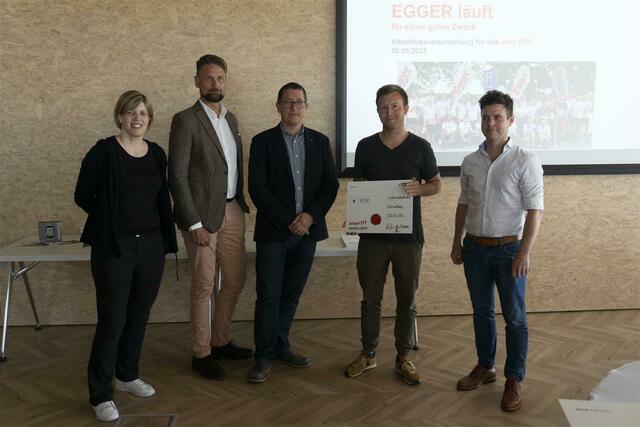 Spendenübergabe (v.l): EGGER Personalleitung, EGGER Getränke, EGGER Werksleitung Technik/Produktion, Martin Singer von Rettet das Kind NÖ und EGGER Werksleitung Logistik