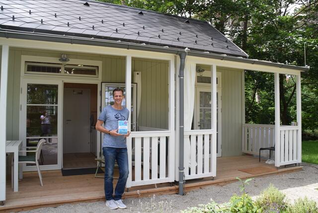 Krimi-Autor Norbert Ruhrhofer vor einer Waldkabane. In seinem neuesten Buch sind genau solche zentraler Handlungsplatz und mögliches Motiv. | Foto: Katrin Pirzl