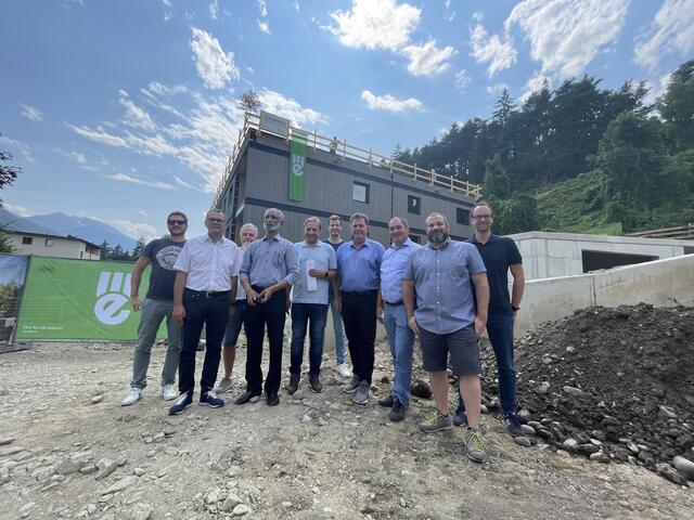 WE-Projektentwickler  Thomas Sailer, Franz Staggl,
Pfarrer Saji Joseph Kizhakkayil, WE Marketingleiter Christian Nigg, Bgm. Josef Knabl, Vizbgm. Andreas Hutter, Florian Reimeir, Robert Reichkendler, WE-Bauleiter Arch. Gerhard Schmid, Lukas Huber. | Foto: Perktold