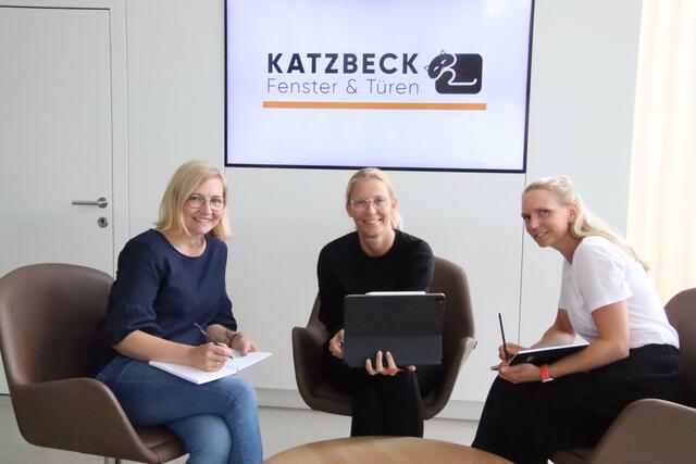 Miteigentümerin Daniela Katzbeck (Mitte) im Arbeitsgespräch mit ihren Mitarbeiterinnen Gudrun Gogg (links) und Verena Storm. | Foto: Katzbeck