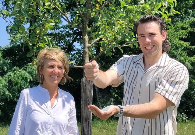 Matthias Rettenbacher (CEO des Startups Carbony) zeigt Daniela Zeiner (Netzwerkchefin der Zukunftsregion Steyr) den Basalt, der im FFG-Forschungsprojekt untersucht und CO2 in den Bäumen der Stadt Steyr binden soll.  | Foto: Stadtgut Steyr I Zukunftsregion Steyr
