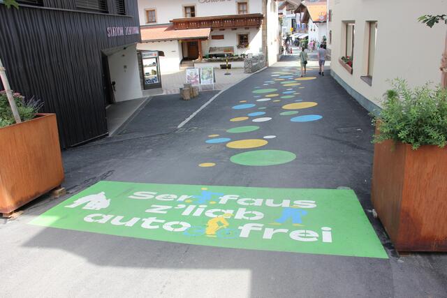 Die Serfauser Fußgängerzone ist während der gesamten Sommersaison, immer von Sonntag bis Freitag von 15:00- 22:00 Uhr, aktiv. | Foto: Schwarz