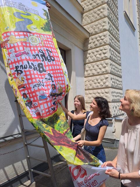 Die Fahne wird für ein paar Tage am Amtshaus zu sehen sein.  | Foto: BV Hietzing