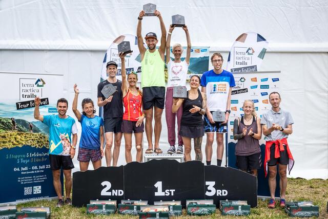 Erfolgreiche Premiere der Terra Raetica Trails: Siegerfoto mit den GesamtsiegerInnen aller fünf Etappen. | Foto: Fabian Schirgi