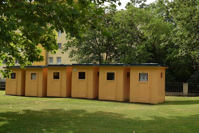 304 Kabanen gibt es im Thermalstrandbad Baden. Manche Gäste haben ihren ganzen Hausrat dort. Andere nur die Sonnenliege. | Foto: Katrin Pirzl