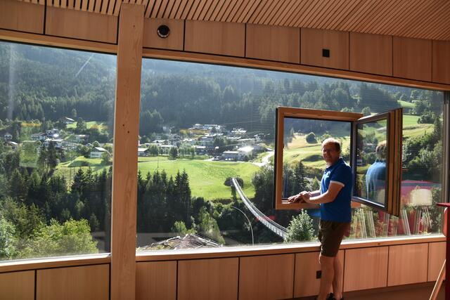 Am Fenster im Fenster mit Blick auf Pfons: Der stv. Vereinsobmann Christian Papes | Foto: Kainz