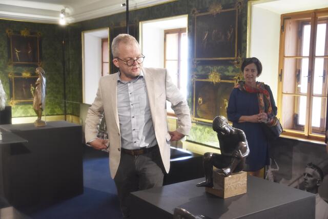 Arie Hartog zu den Arbeiten Zenzmaiers und Marcks. | Foto: Thomas Fuchs