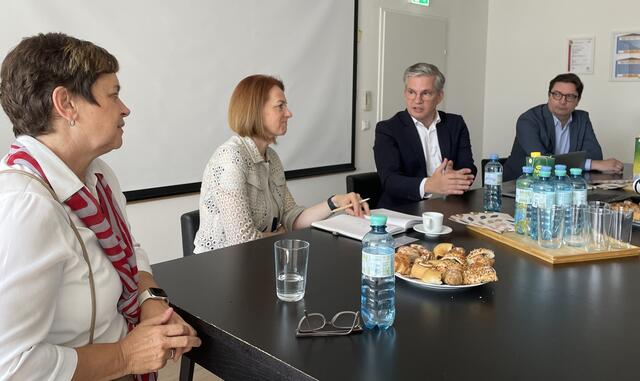 Politik und Industrie im Gespräch: v.l. Waltraud Walch (Bürgermeisterin von Dobl-Zwaring), Simone Schmiedtbauer (Abgeordnete
des Europäischen Parlaments) mit Matthias Rebernik und Christian Haas von Cryoshelter. | Foto: MeinBezirk.at