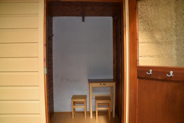 Grundausstattung: Zwei Hocker, ein kleiner Tisch.  | Foto: Katrin Pirzl