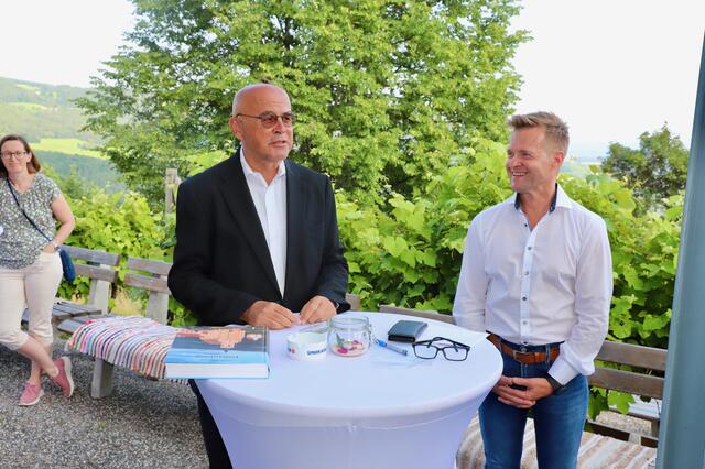 Bgm. Gerald Klein dankte Gottfried Allmer für die Arbeit an der Gemeindechronik.