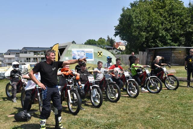 Sicherer im Straßenverkehr: 16 Wintersteiger-Lehrlinge trainierten auf Trial-Bikes in Ohlsdorf ihre Geschicklichkeit am Motorrad. | Foto: Trialgarten Ohlsdorf