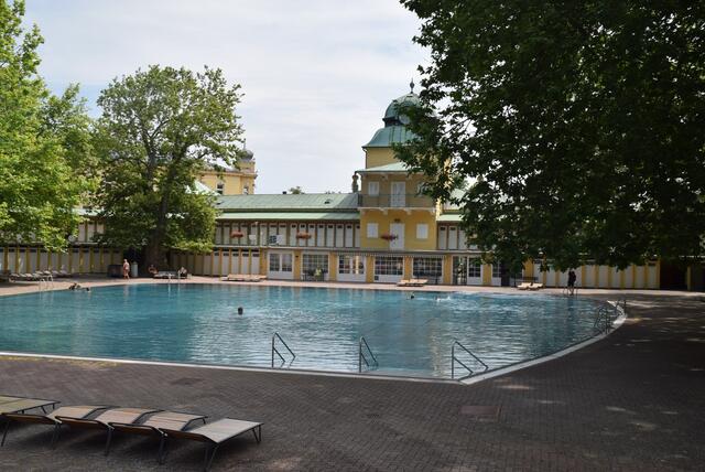 Das "blaue Becken" im Thermalbad Vöslau | Foto: Katrin Pirzl