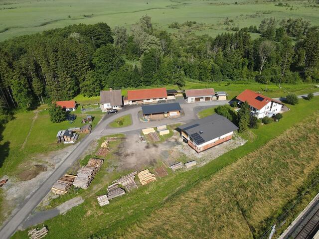 Das etwa 4.000 m2 große Betriebsgelände liegt unweit des Bahnhofes Görtschach-Förolach. | Foto: Hans Jost
