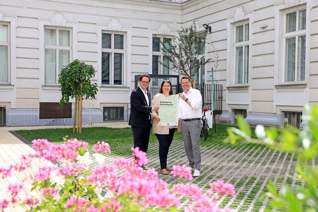Wohnbaustadträtin Kathrin Gaál mit Klimastadtrat Jürgen Czernohorszky (rechts) und dem Bezirksvorsteher von Neubau Markus Reiter (links) bei der Eröffnung des neuen begrünten Innenhofes im Amtshaus Neubau. 

  | Foto: PID/Martin Votava
