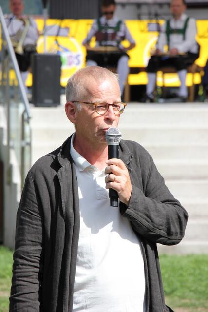 Der Innsbrucker Künstler Georg Loewit freute sich, dass seine Skulpturen einen schönen Platz in Serfaus gefunden haben. | Foto: Schwarz