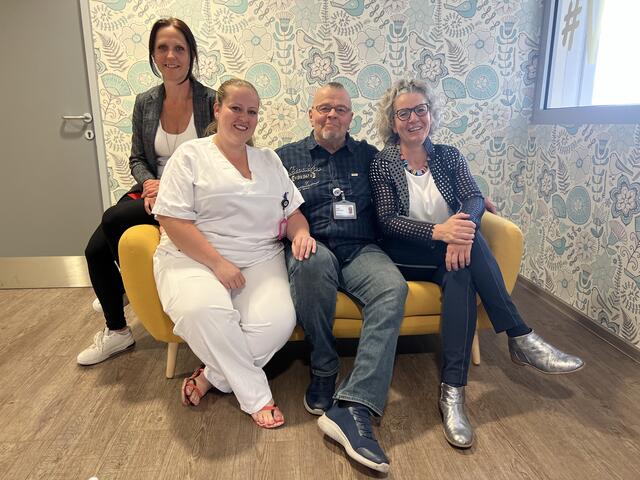 Bereichsleitung der Abteilung Chirurgie DGKP Rita Handler, DGKP Danja Zakall; Pflegeassistent Peter Warschilka und Pflegedirektorin Dipl. KH-BW DGKP Christa Grosz, MBA, MBA. | Foto: Landesklinikum Wiener Neustadt