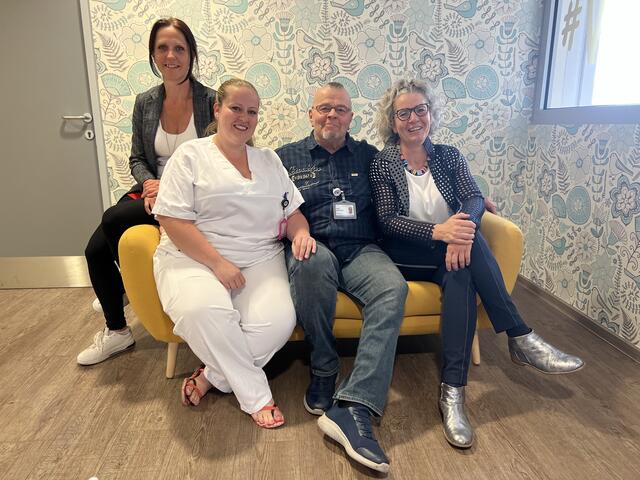 Bereichsleitung der Abteilung Chirurgie DGKP Rita Handler, DGKP Danja Zakall; Pflegeassistent Peter Warschilka und Pflegedirektorin Dipl. KH-BW DGKP Christa Grosz, MBA, MBA. | Foto: Landesklinikum Wiener Neustadt