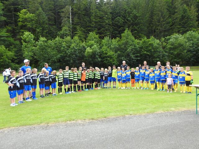 Die drei Fußballmannschaften bei der Siegerehrung in Mönichwald