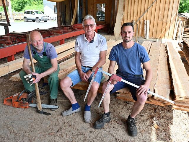 Erfolgreiches Team - v.r.n.l.: Unternehmer Johannes Binter, Eigentümer Peter Erschnig, Vater Wilhelm Binter | Foto: Hans Jost