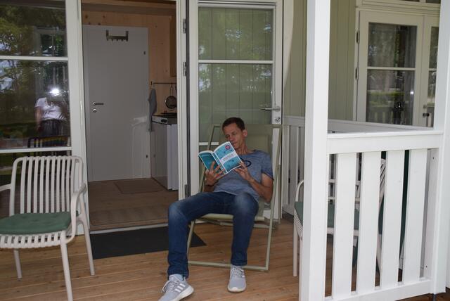 Autor Norbert Ruhrhofer mit seinem Thermalbad-Krimi  vor einer Waldkabane | Foto: Katrin Pirzl