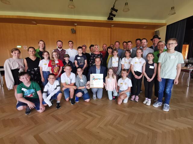 Die Gröbminger Gemeinderäte und Kindergemeinderäte im Vorfeld einer Gemeinderatssitzung im Juni | Foto: Landentwicklung Steiermark