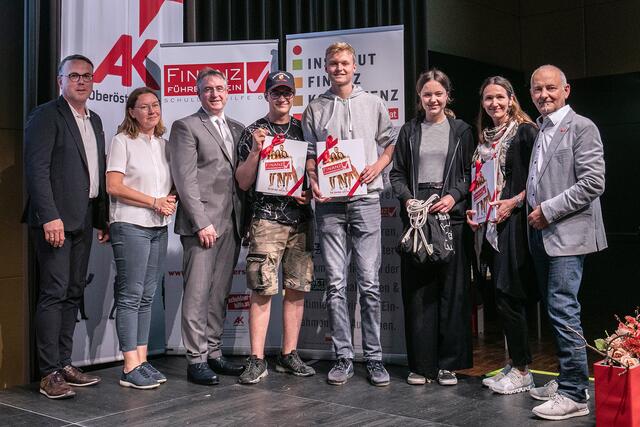 Utzenaichs (Bezirk Ried) Bürgermeister Günther Lengauer (in Vertretung von Landesrat Wolfgang Hattmannsdorfer), Ulrike Weiß (Leiterin der Abteilung Konsumentenschutz der Arbeiterkammer OÖ), Schulqualitätsmanager Manfred Schörghuber (Bildungsdirektion OÖ) und Ferdinand Herndler (Geschäftsführer der Schuldnerhilfe OÖ), sowie Absolventen des OÖ Finanzführerscheins und jeweils eine Lehrkraft in Vertretung ihrer Schule/Organisation. | Foto: Land OÖ/Tina Gerstmair
