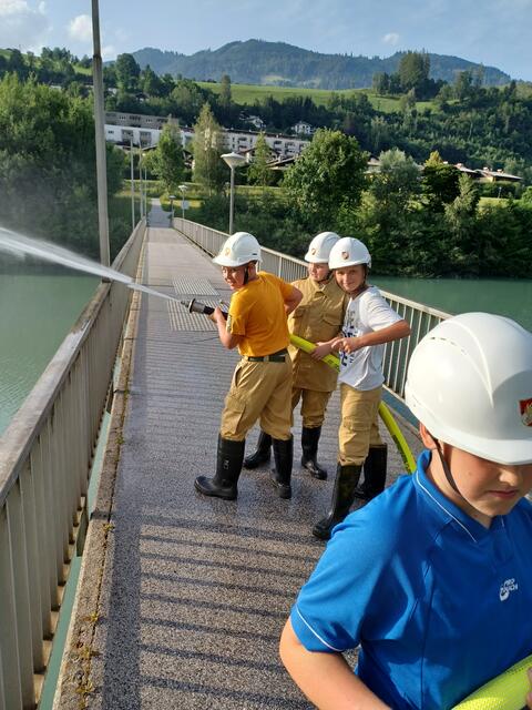 Löschübung am Salzachsteg. (Nico im weißen T-Shirt) | Foto: FF Schwarzach im Pongau