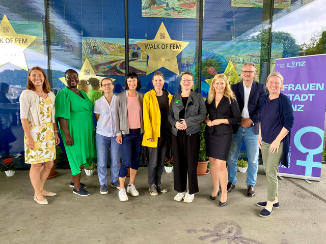 Im Zuge der Erweiterung 2023 werden weitere 17 Frauen-Biografien auf dem Walk of Fem sichtbar gemacht. Im Bild (v.l.n.r.): Personaldirektorin Brigitta Schmidsberger, Frauenbeauftragte Abena Carty-Pinner, Archivarin Cornelia Daurer, die Künstlerinnen Betty Wimmer und Margit Greinöcker, Frauenstadträtin Eva Schobesberger, Kulturstadträtin Doris Lang-Mayerhofer, Kulturdirektor Julius Stieber und Gerda Forstner, Abteilungsleiterin Linz Kultur.  | Foto: Stadt Linz