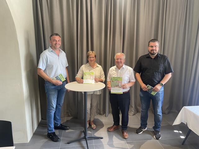 Michael Friedberger von der Liegenschaftsverwaltung, Stadträtin Rosemarie Puchleitner, Bürgermeister Josef Ober und Robert Schmidt (v.l.), Leiter Hochbau. | Foto: RegionalMedien