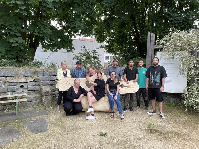 Heide Warlamis (links) und Bernhard Antoni-Bubestinger (High five in der Mitte) mit der rumänischen Künstlertruppe. | Foto: cf