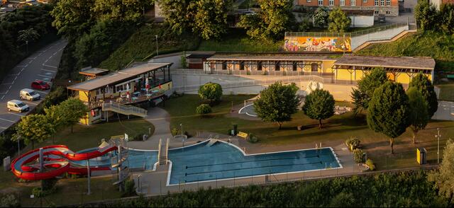 Abendstimmung im Freibad Niklasdorf: Erst um 21 Uhr endet der Dienst der Bademeister. | Foto: Gaube