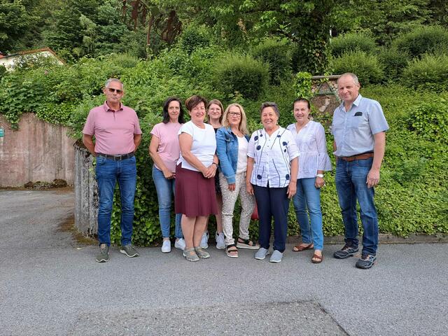Die Funktionär:innen der Arbeitsgruppe Vöcklamarkt. V. l. n. r. Ernst Weiss, Irene Fellner, Ernestine Rosenkranz, Doris Breinstampf, Ingeborg Kraushaar, Aloisia Schmoller, Veronika Anreiter, Gottfried Heiml. Nicht am Bild: Gabriele Post
 | Foto:  Lebenshilfe Oberösterreich