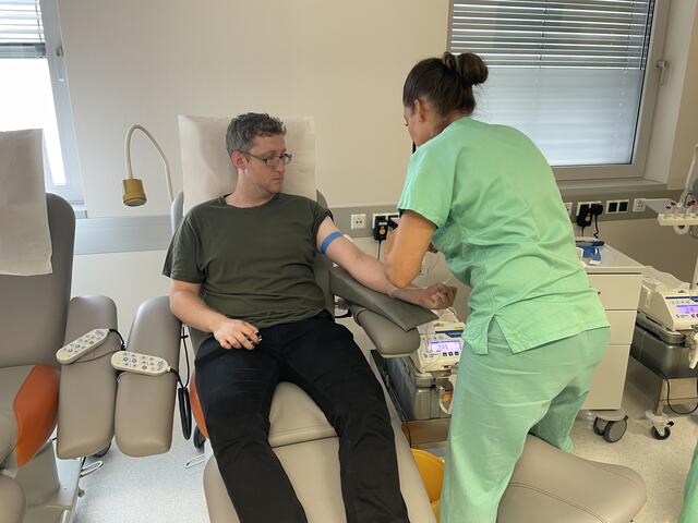 Für Benjamin gehört "Blutspenden zur Normalität", für Melanie Schauer ;-) auch. | Foto: MeinBezirk/Philipp Belschner