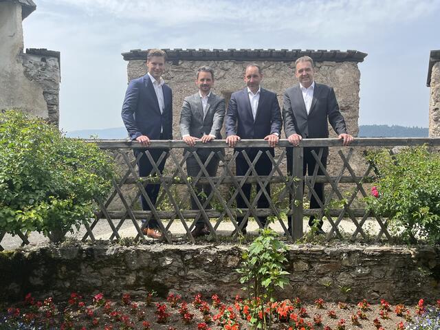 Das Vorstandsteam von Raiffeisen Mittelkärnten
v.l.n.r. Nikolaus Primessnig, Daniel Gradenegger, Roland Krall und Franz Maier | Foto: Raiffeisen Mittelkärnten