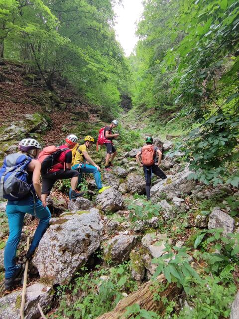Die Ebenseer Bergretter auf dem Weg zur Gondel. | Foto: Bergrettung Ebensee