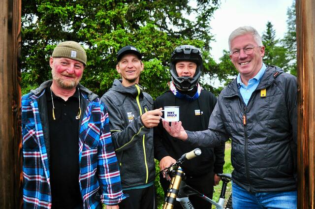 Gute Laune bei Bgm. Josef Singer, Thomas Pedivilla, Barny Mair (Bike-Base Götzens) und Bikepark -Manager Tomas Vrbistan (v.r.n.l.) | Foto: Hassl