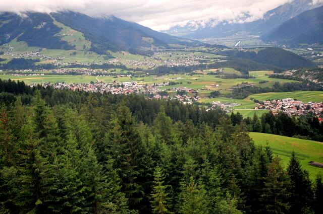 Einer von vielen Nebeneffekten der Nockspitzbahn: Beste Aussicht auf die Plateaugemeinden und das obere Inntal. | Foto: Hassl