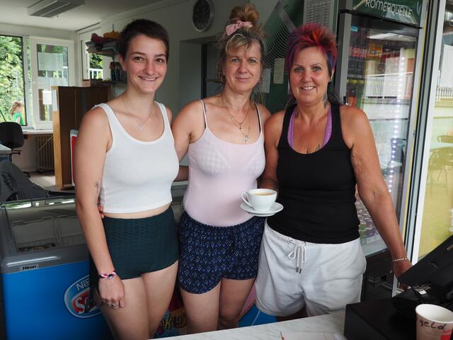Das Team im Freibad-Restaurant: Alissa Winkler, Maria Kutschi und Birgit Pink (v.l.). | Foto: Gaube