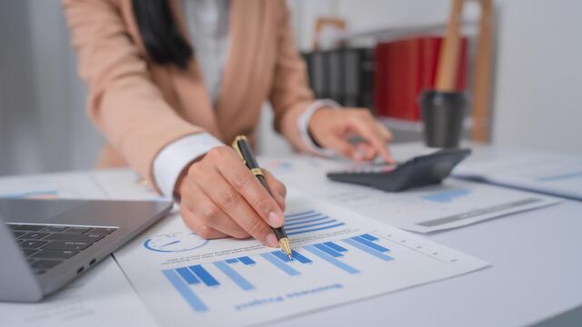 Kaum war die Corona-Pandemie größtenteils überwunden, mussten Österreichs Privathaushalte die teils massiv steigenden Kosten in nahezu allen Lebensbereichen bewältigen.  | Foto: stock.adobe.com/M+Isolation+Photo (Symbolfoto)