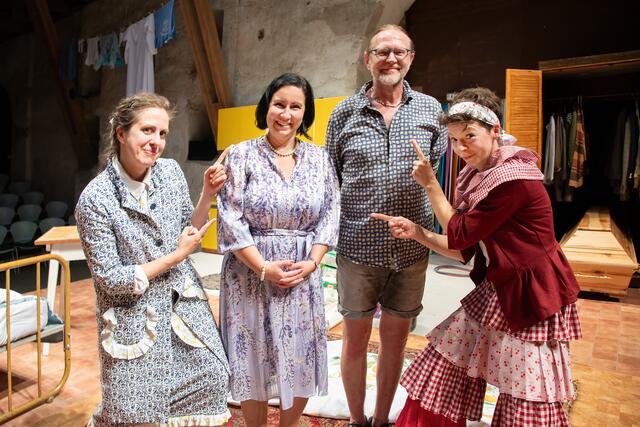 Stefanie Christina Huber, Vorstandsvorsitzende der Sparkasse OÖ (2. v.l.) und Joachim Rathke, Intendant und Regisseur (2.v.r.) mit den beiden Hauptdarstellerinnen des Stückes.
 | Foto: Sparkasse OÖ