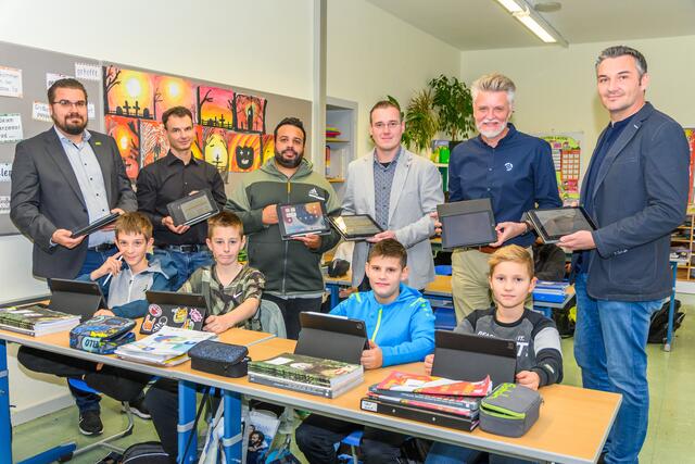 Die Stadtgemeinde Feldbach investiert bis 2026 insgesamt zehn Millionen Euro in ihre Pflichtschulen. Zuallererst gab’s für jedes Kind ab der fünften Schulstufe ein Tablet. | Foto: Stadtgemeinde Feldbach