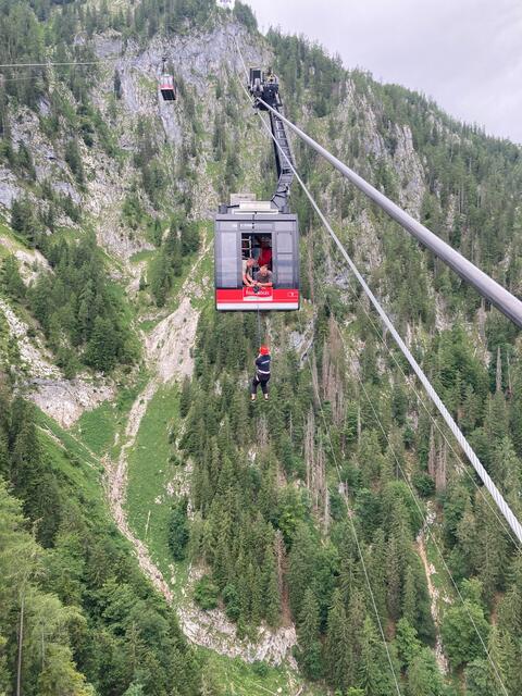 Die Mitarbeiter der Feuerkogel-Seilbahn wurden abgeseilt und sicher auf den Boden gebracht. | Foto: Bergrettung Ebensee