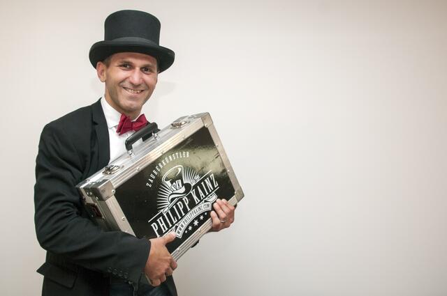 „Besonders gern zaubere ich vor Kindern“, gibt der sympathische Magier zu verstehen, „da wird nichts hinterfragt, sondern hauptsächlich gestaunt.“ | Foto: Wolfgang Unger