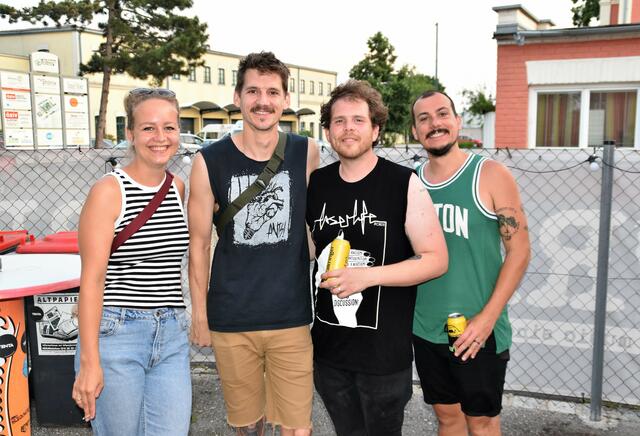 Die Wiener Freunde der Band Hannah Kosch und Jakob Wimmer mit Jake und Jonty (Sunliner). | Foto: Cherelle Marek
