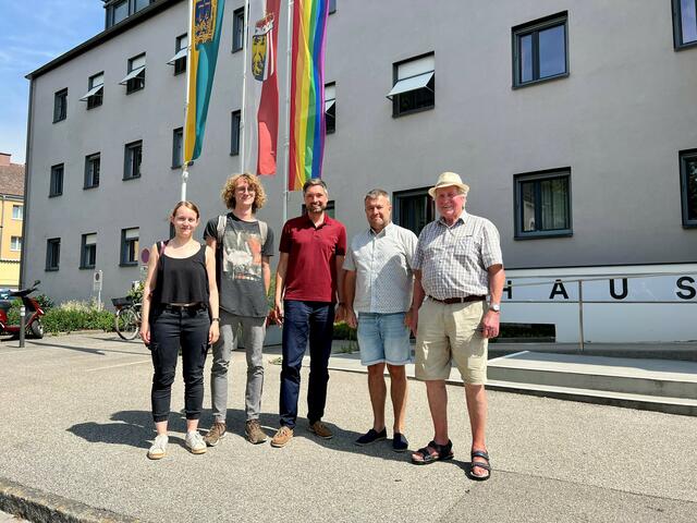 v.l.n.r.: Sonja Lang, Nicolas Lang (beide Bündnis gegen Rechts), Bürgermeister Peter Schobesberger, Frederik Schmidsberger (Vorstand des Mauthausenkomitee Vöcklabruck), Alois Sattleder (Gründungsmitglied Bündnis gegen Rechts) | Foto: Schobesberger/ SPÖ