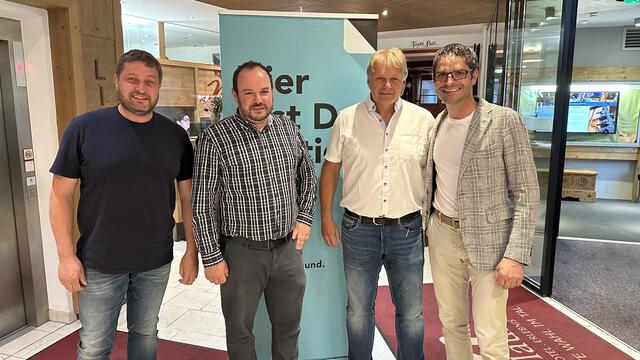 v. l. n. r. Ortsobmann-Stv. Christian Juen, Ortsobmann Andreas Lenz, Ortsobmann a. D. Peter Seiwald, Bezirksobmann Michael Gitterle | Foto: Tiroler Wirtschaftsbund