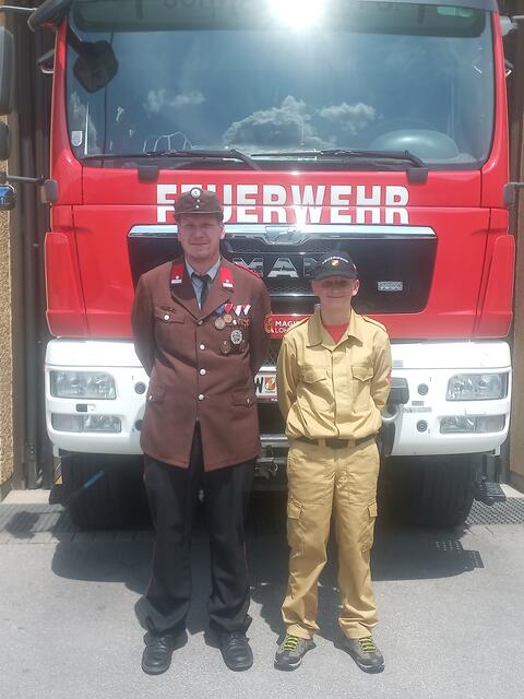 Nico mit seinem Papa, er ist auch Feuerwehrmitglied. | Foto: FF Schwarzach im Pongau